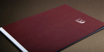 Mappe mit dem Branding „EUPHORIA“ auf einem farbigen Cover, die den Einstieg in die Konzeptentwicklung markiert.