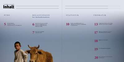 Doppelseitiges Inhaltsverzeichnis zum Thema PTBS. Eine großformatige Fotografie eines Kindes mit einer Kuh in einer kargen Landschaft bildet den Hintergrund. Die Inhaltsangaben sind im oberen Drittel über dem Horizont platziert, wobei dunkelrote Seitenzahlen Akzente in der ansonsten kühlen, weiten Bildkomposition setzen.