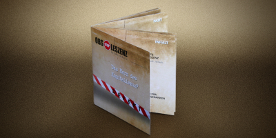 Schrägansicht einer quadratischen Broschüre im Vintage-Look mit dem Titel ‚OBS STOP LESZENZ‘. Das Cover zeigt ein rot-weißes Absperrband mit dem Aufdruck ‚DEFEKT‘ und die Headline ‚Das Herz des Kapitalismus?‘.