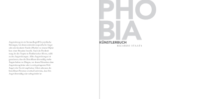 Die ausgebreitete Umschlagseite des Magazins: Auf der rechten Hälfte (Vorderseite) steht zentriert der Titel ‚Phobia‘ in dezenter, grauer Typografie auf weißem Grund. Die linke Hälfte (Rückseite) zeigt einen kleinen, ebenfalls zentrierten Textblock, der die wissenschaftliche Definition einer Phobie wiedergibt.