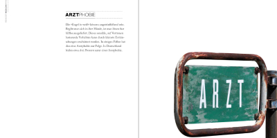 Vierte Innen-Doppelseite zur Arztphobie: Die rechte Seite zeigt die Fotografie eines gealterten, leicht verwitterten Wegeschilds, auf dem in nüchternen Buchstaben das Wort ‚Arzt‘ zu lesen ist. Die linke Seite der Doppelseite bildet den ruhigen Gegenpol und enthält ausschließlich den Textblock mit der Definition und Erklärung dieser Phobie.
