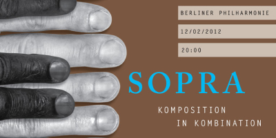 Event-Plakat auf braunem Hintergrund: Am linken Rand sind abwechselnd helle und dunkle Finger so untereinander gereiht, dass sie die Tasten eines Klaviers abbilden. Rechts daneben stehen der Titel ‚SOPRA‘ in Blau sowie die Veranstaltungsdetails.