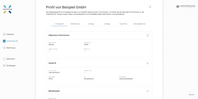 Finales UI-Design eines Firmenprofils im Default-Modus: Die Seite zeigt detaillierte Informationen zur „Beispiel GmbH“ in strukturierten Karten für allgemeine Informationen und Anschrift. Oben befindet sich eine Tab-Navigation (Firmenprofil, Arbeitnehmer, Verträge etc.) sowie Bearbeiten-Icons (Stift-Symbol) an den einzelnen Datenbereichen.