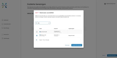 Geöffnetes modales Fenster „Datensatz auswählen“ über der Benutzeroberfläche: Es zeigt eine Suchmaske mit dem Suchbegriff „Ba“ und eine Ergebnisliste mit zwei Einträgen (Ballon Willy GmbH und Atze Badekappe) zur Auswahl des zweiten Datensatzes.